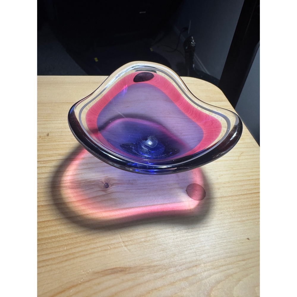 Flygsfors Coquille Paul Kedelv Art Glass Bowl Blue Pink Sweden 1958 MCM 4 inch